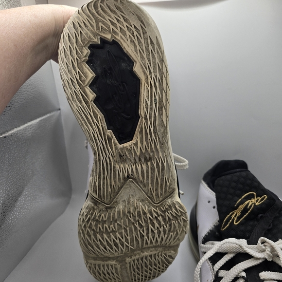 Nike Airmax Lebron 17 Lowtop Metalic Gold Details Black /white Shoes. Mens 13 main image 12